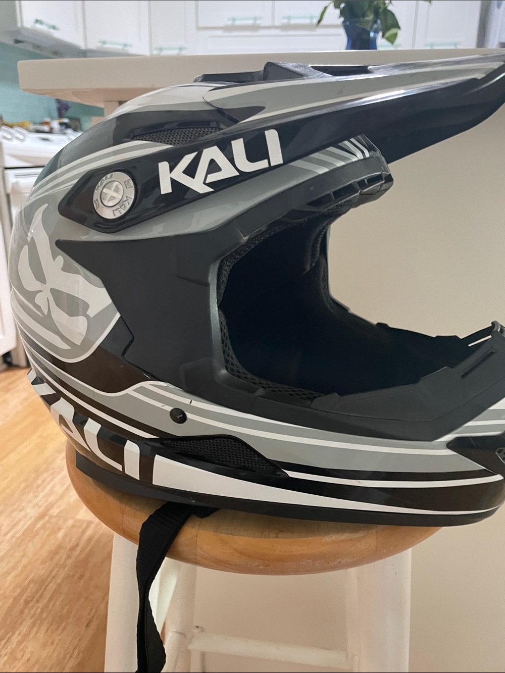 Kali Full-Face Helmet in Black and Gray